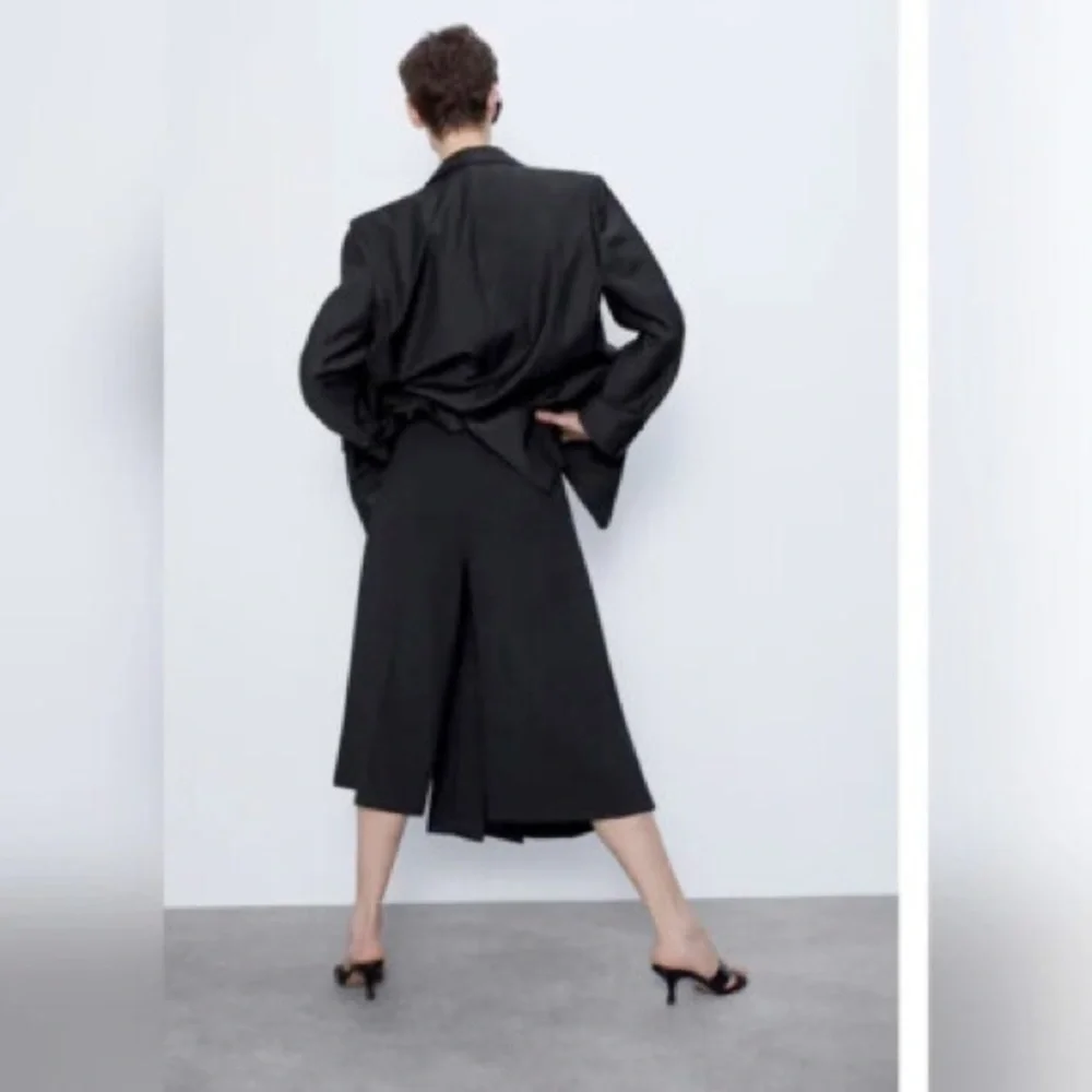 Zara Black culottes / bermudas - Picture 2 of 6